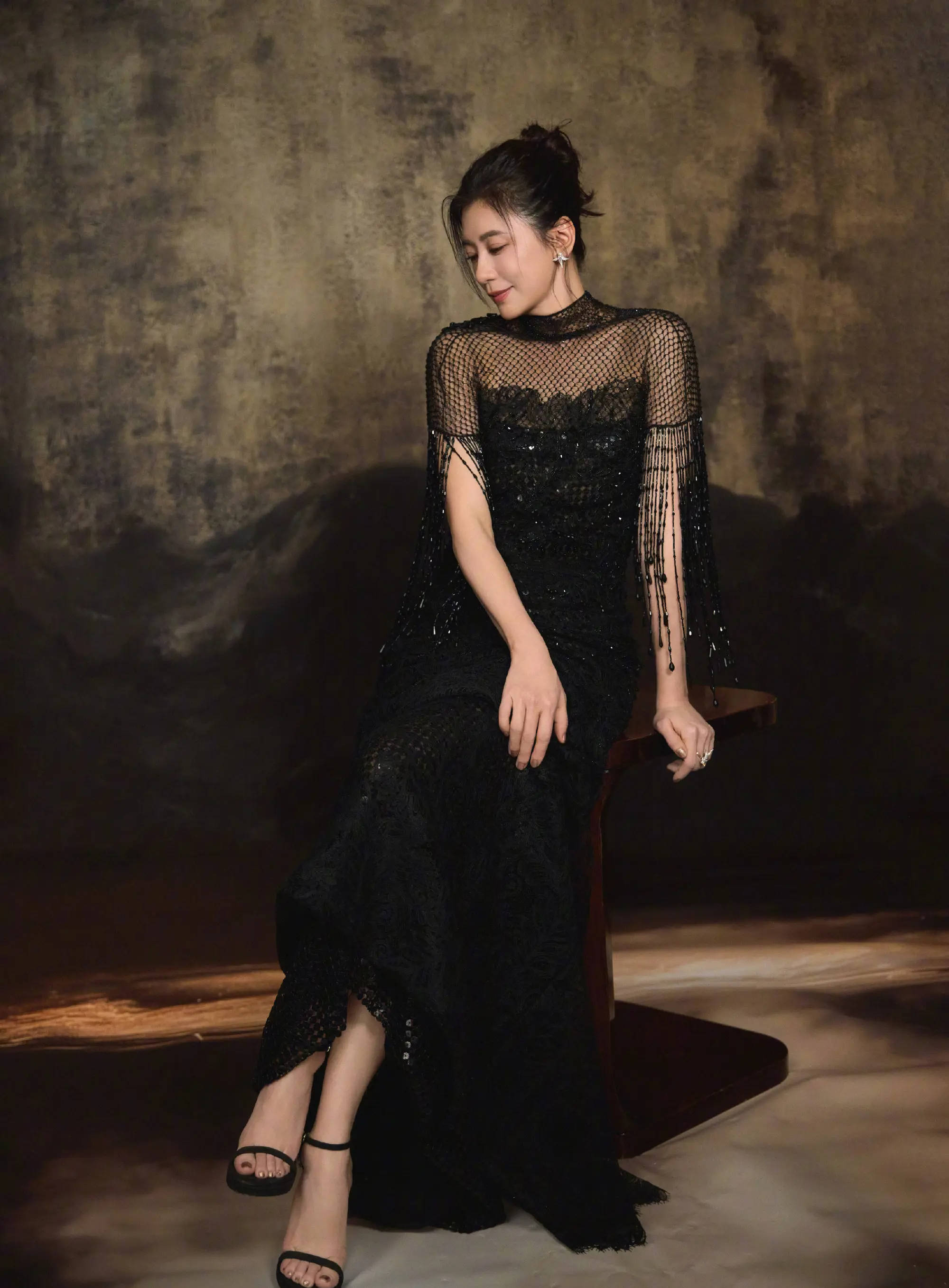 贾静雯穿玄色亮片礼敬佩场弘远 大清秀背性感火辣